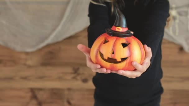 Mädchen Einem Halloween Kostüm Hochwertiges Filmmaterial — Stockvideo