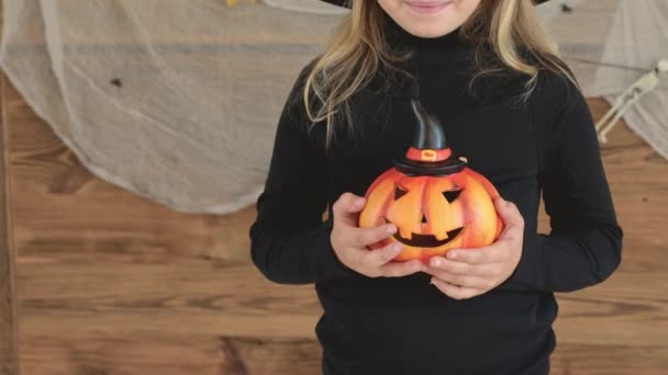 Menina Vestida Com Traje Halloween Imagens Alta Qualidade — Vídeo de Stock