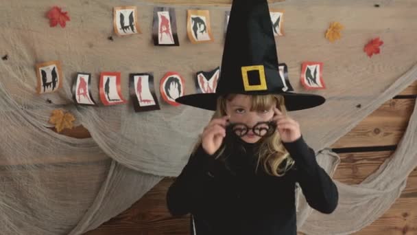 Fată Îmbrăcată Într Costum Halloween Imagini Înaltă Calitate — Videoclip de stoc