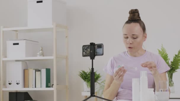 Cosmetologist Blogger Making Publicity High Quality Footage — Vídeo de Stock