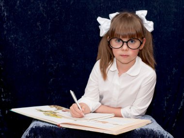 siyah gözlüklü çocuk