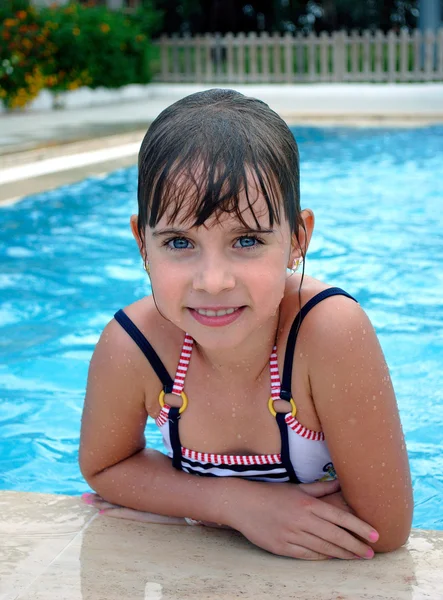 快乐的孩子在游泳池里 免版税图库照片