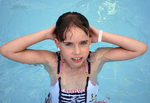 プールの女の子 — ストック写真
