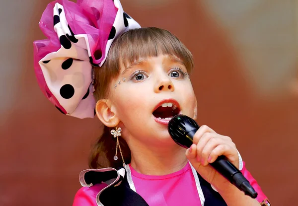 Singing child in scenic outfit — Stock Photo, Image