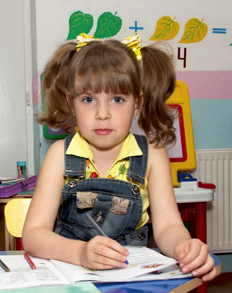 Preescolar en la clase — Foto de Stock