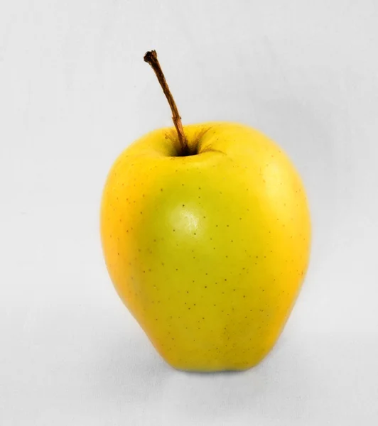 黄色熟したリンゴ 1 個 — ストック写真