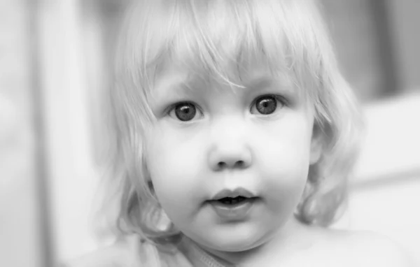 Детский портрет в технике высокого ключа — стоковое фото