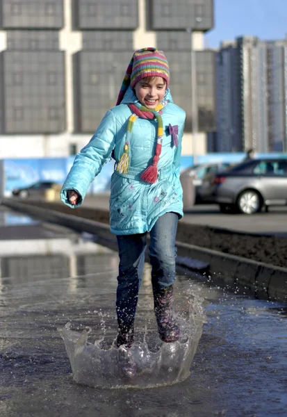 Gadis melompat di genangan air — Stok Foto
