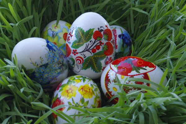 Uova di Pasqua nell'erba primaverile Immagine Stock