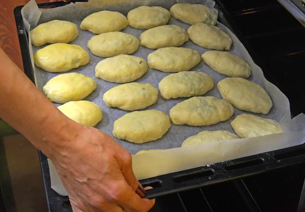 Herstellung von traditionellem russischem Gebäck mit Eiern und Zwiebeln — Stockfoto