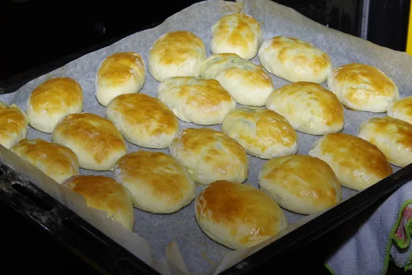 Préparation de pâté russe traditionnel avec des œufs et des oignons Photos De Stock Libres De Droits