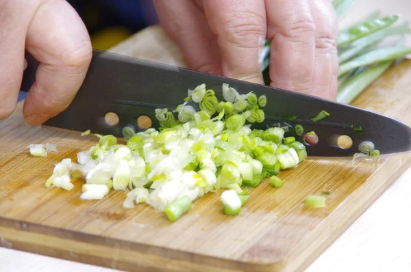 Preparación de pastas rusas tradicionales con huevos y cebollas — Foto de Stock