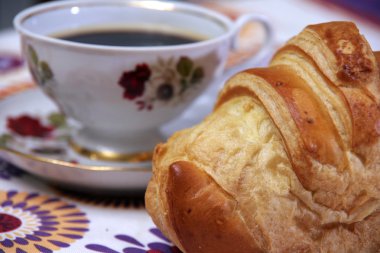 Bir fincan kahveli kruvasan.