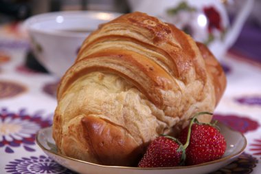 Bir fincan kahveli kruvasan.