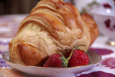 Bir fincan kahveli kruvasan.