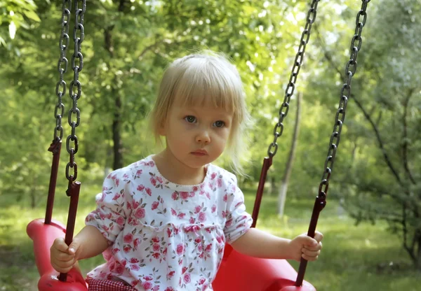 Linda menina no playground — Fotografia de Stock