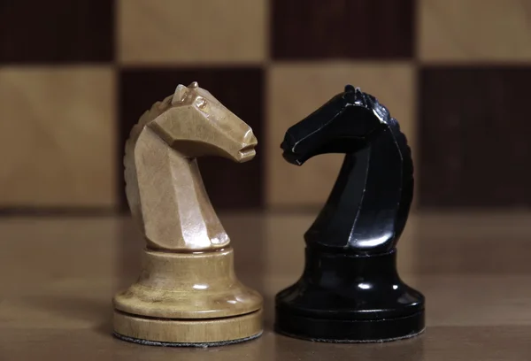 Figures d'échecs sur l'échiquier Photo De Stock