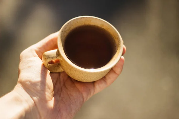 Man Holds Mug Tea Coffee His Hand — Stockfoto
