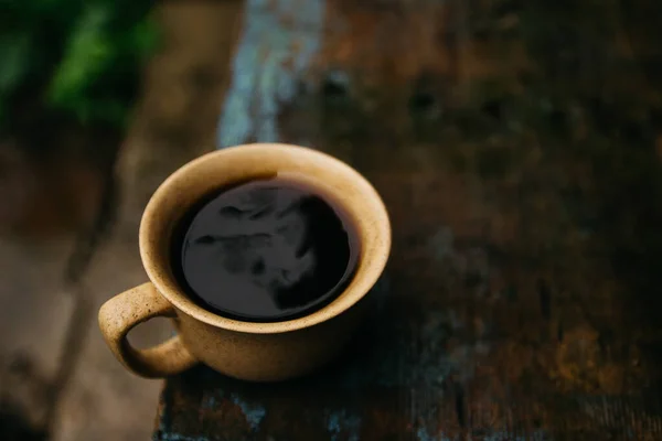 Cup Coffee Stands Table Gloomy Rainy Weather Cup Coffee Rainy — Zdjęcie stockowe