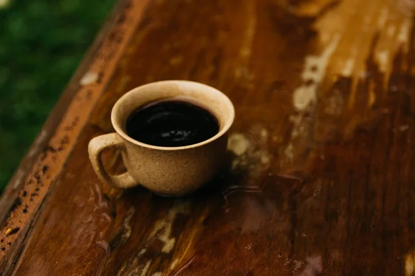 Чашка Кофе Стоит Столе Пасмурную Дождливую Погоду — стоковое фото