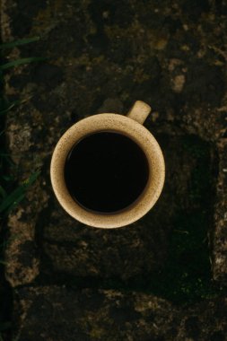 Sabahları bir fincan kahve. Espresso kahvesi. Koyu arkaplanda kahve lapası.