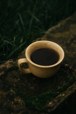 Sabahları bir fincan kahve. Espresso kahvesi. Koyu arkaplanda kahve lapası.
