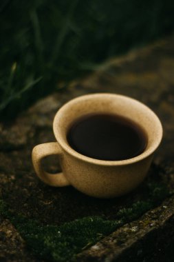 Sabahları bir fincan kahve. Espresso kahvesi. Koyu arkaplanda kahve lapası.