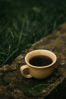 Sabahları bir fincan kahve. Espresso kahvesi. Koyu arkaplanda kahve lapası.