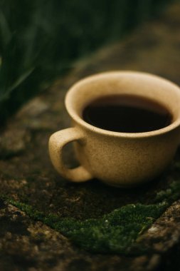 Sabahları bir fincan kahve. Espresso kahvesi. Koyu arkaplanda kahve lapası.