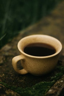 Sabahları bir fincan kahve. Espresso kahvesi. Koyu arkaplanda kahve lapası.