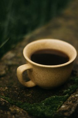 Sabahları bir fincan kahve. Espresso kahvesi. Koyu arkaplanda kahve lapası.