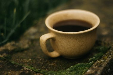 Sabahları bir fincan kahve. Espresso kahvesi. Koyu arkaplanda kahve lapası.