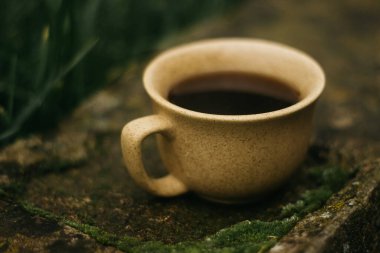 Sabahları bir fincan kahve. Espresso kahvesi. Koyu arkaplanda kahve lapası.