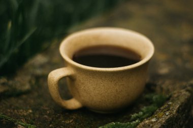 Sabahları bir fincan kahve. Espresso kahvesi. Koyu arkaplanda kahve lapası.