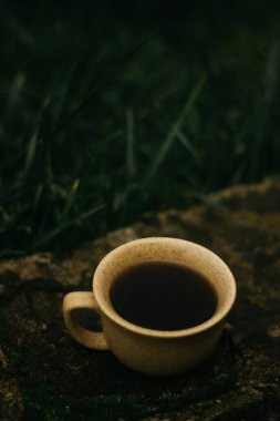 Sabahları bir fincan kahve. Espresso kahvesi. Koyu arkaplanda kahve lapası.