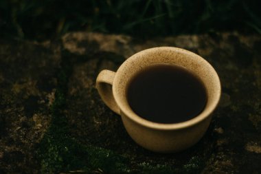 Sabahları bir fincan kahve. Espresso kahvesi. Koyu arkaplanda kahve lapası.