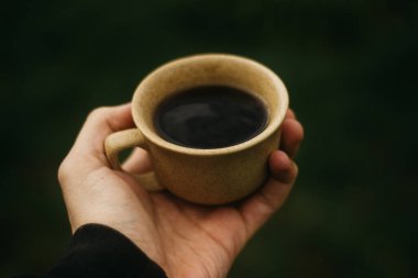 Sabahları bir fincan kahve. Espresso kahvesi. Koyu arkaplanda kahve lapası.