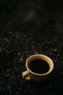 Sabahları bir fincan kahve. Espresso kahvesi. Koyu arkaplanda kahve lapası.