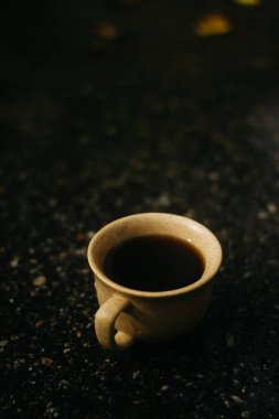 Sabahları bir fincan kahve. Espresso kahvesi. Koyu arkaplanda kahve lapası.