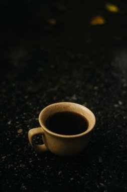 Sabahları bir fincan kahve. Espresso kahvesi. Koyu arkaplanda kahve lapası.