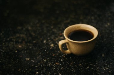 Sabahları bir fincan kahve. Espresso kahvesi. Koyu arkaplanda kahve lapası.