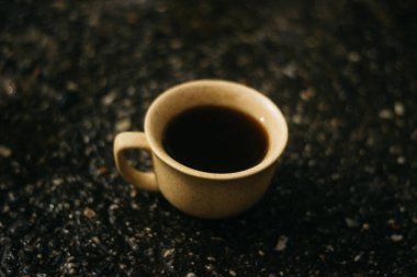 Sabahları bir fincan kahve. Espresso kahvesi. Koyu arkaplanda kahve lapası.