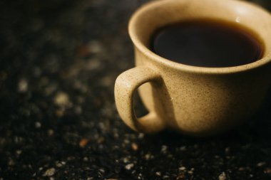 Sabahları bir fincan kahve. Espresso kahvesi. Koyu arkaplanda kahve lapası.