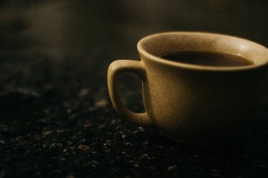 Sabahları bir fincan kahve. Espresso kahvesi. Koyu arkaplanda kahve lapası.