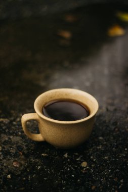 Sabahları bir fincan kahve. Espresso kahvesi. Koyu arkaplanda kahve lapası.