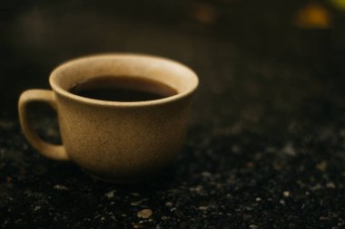 Sabahları bir fincan kahve. Espresso kahvesi. Koyu arkaplanda kahve lapası.