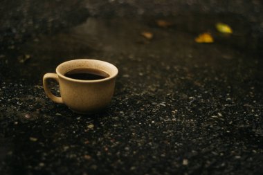 Sabahları bir fincan kahve. Espresso kahvesi. Koyu arkaplanda kahve lapası.
