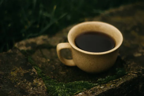 Sabahları Bir Fincan Kahve Espresso Kahvesi Koyu Arkaplanda Kahve Lapası — Stok fotoğraf