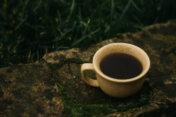 Sabahları Bir Fincan Kahve Espresso Kahvesi Koyu Arkaplanda Kahve Lapası — Stok fotoğraf