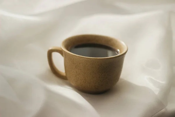 Šálek Kávy Ránu Káva Espresso Kávová Kaše Bílém Pozadíšálek Kávy — Stock fotografie
